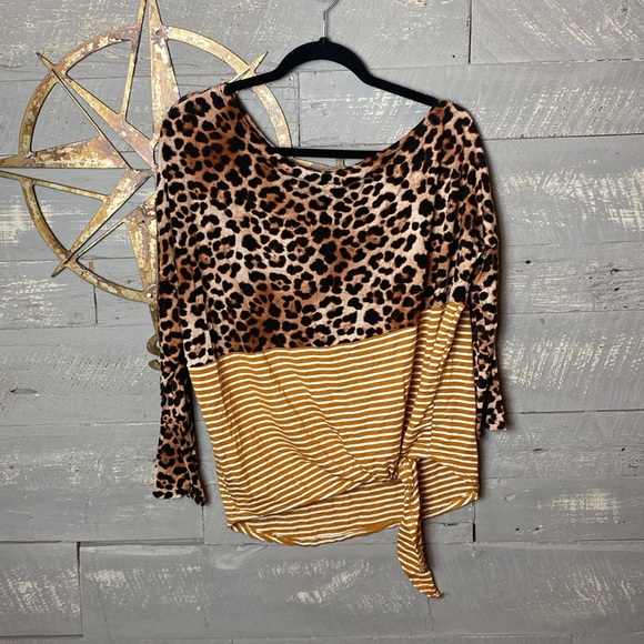 Bundle of 3 boutique brand tops plus one mystery item. - Picture 4 of 10